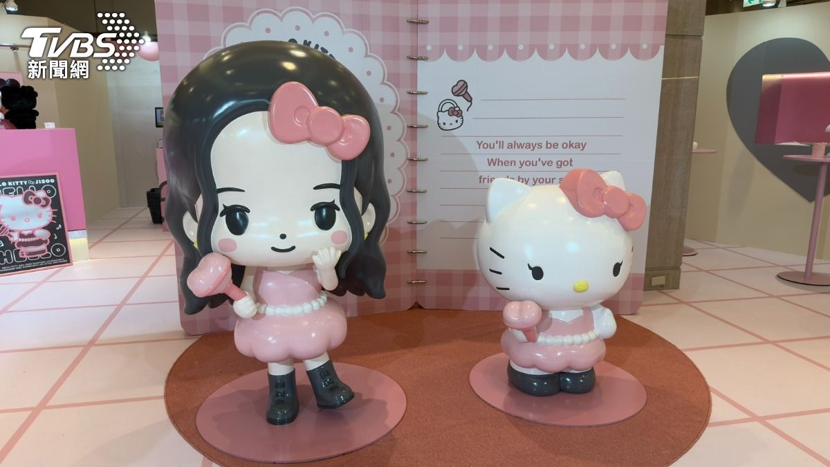 入口擺放Q板jisoo與hello kitty。(圖/陳昫蓁攝)