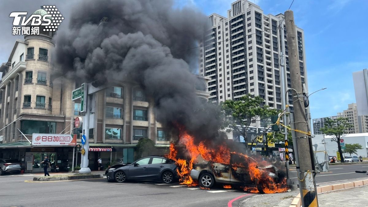 高雄轎車迴轉對撞「愛車瞬燒成火球」 阿北嚇破膽棄車急逃