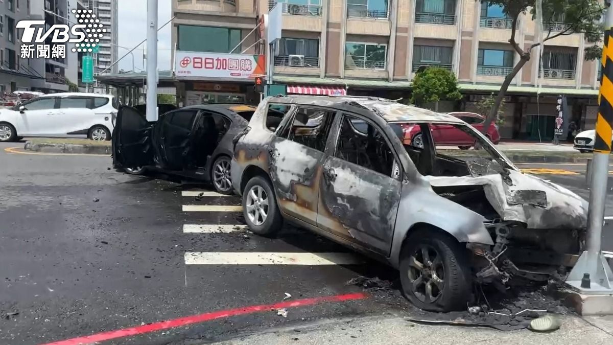 汽車燒成廢鐵。(圖/TVBS)