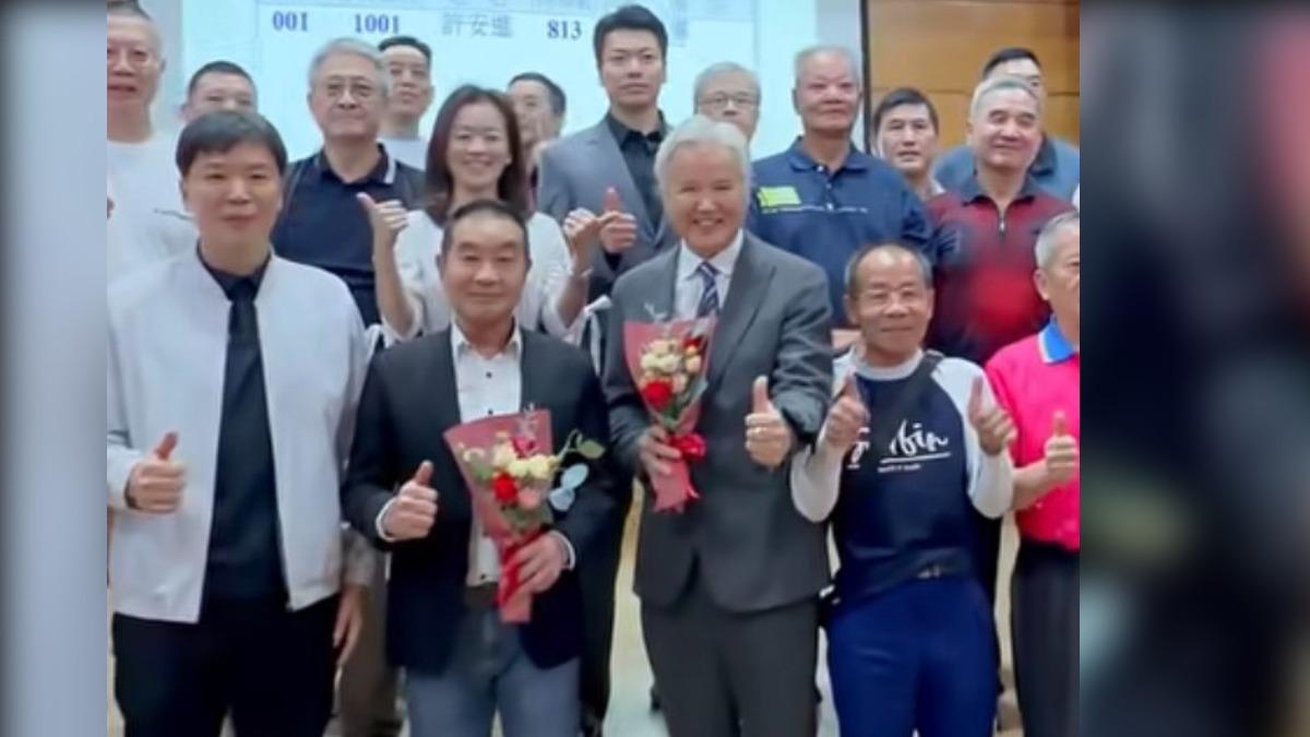 許安進(前排左二)與林瑞陽(前左三)當選羽球協會理事長與副理事長。(圖/讀者提供)