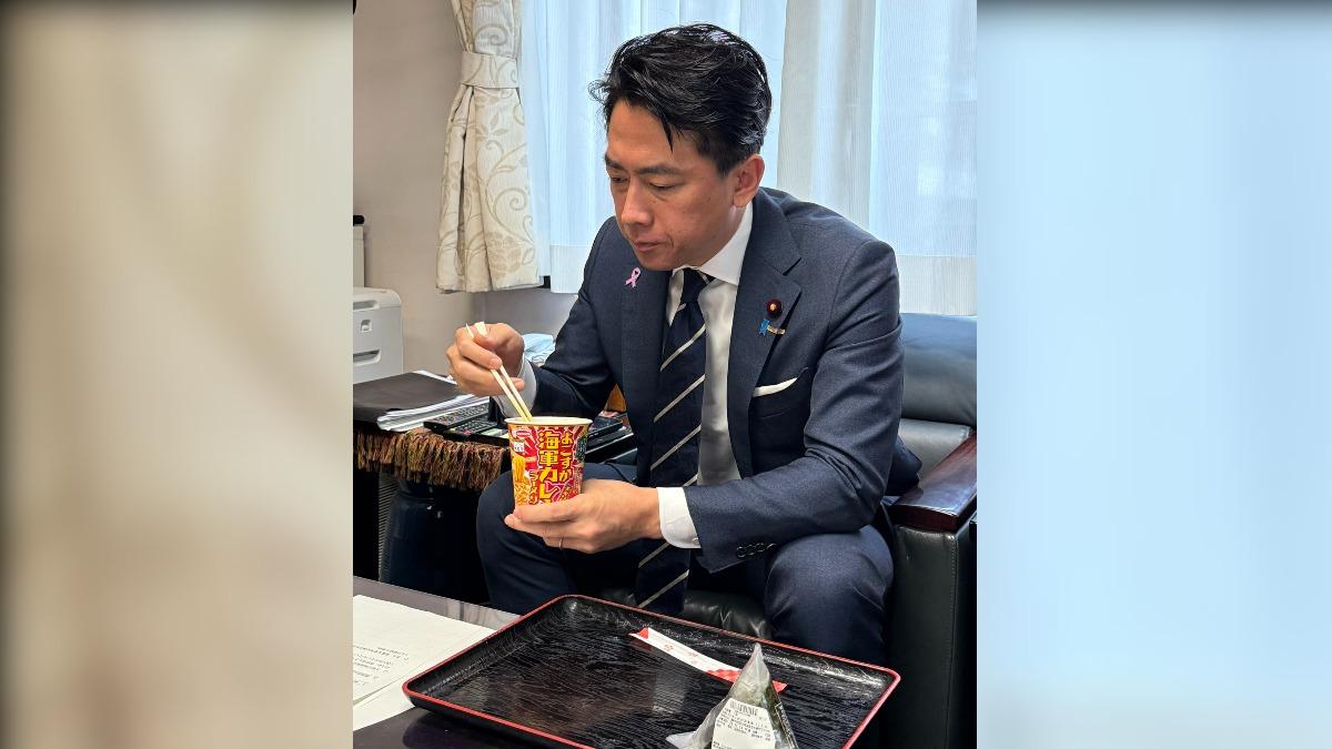 小泉進次郎的社群，經常出現「吃播」內容，而且吃的東西都很接地氣。(圖／翻攝小泉進次郎X)
