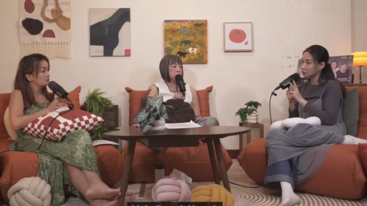 何妤玟上范琪斐和凱莉的podcast節目《陪我走一段》。(圖/翻攝自范琪斐的美國時間YT)