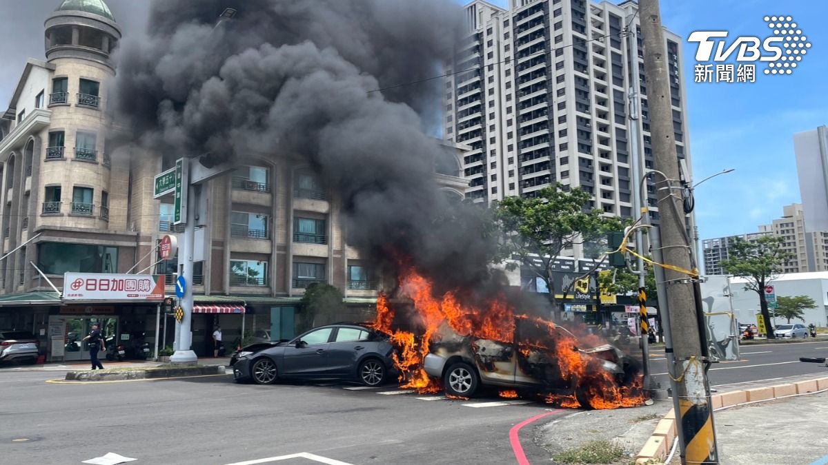 高雄楠梓一部迴轉轎車與直行休旅車發生碰撞，兩部車瞬間陷入火海。（圖／TVBS）