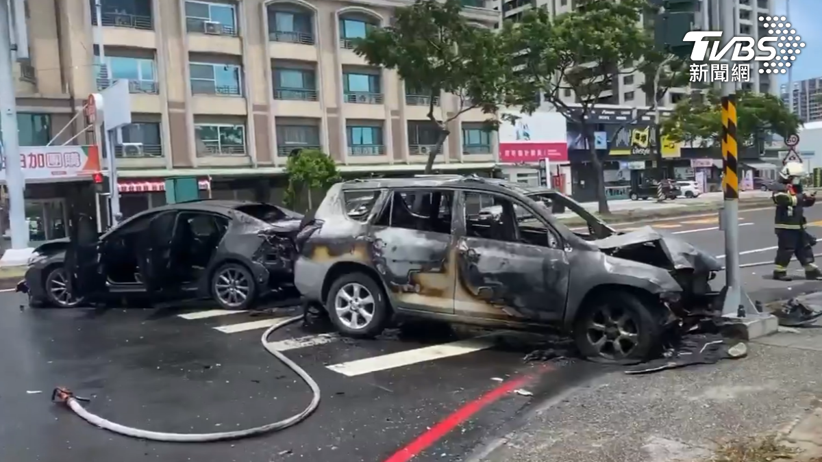 兩部汽車都燒成廢鐵，所幸兩位駕駛都沒有受傷。（圖／TVBS）