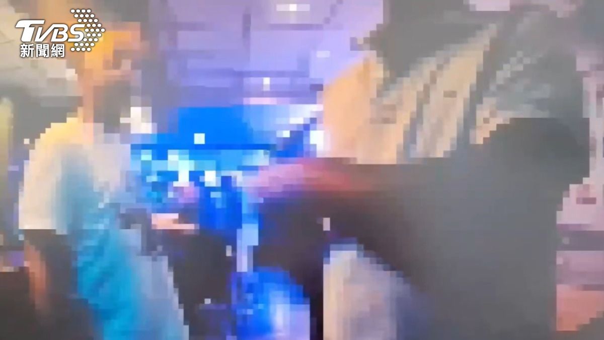 警方到場後將兩人隔開。(圖/TVBS)