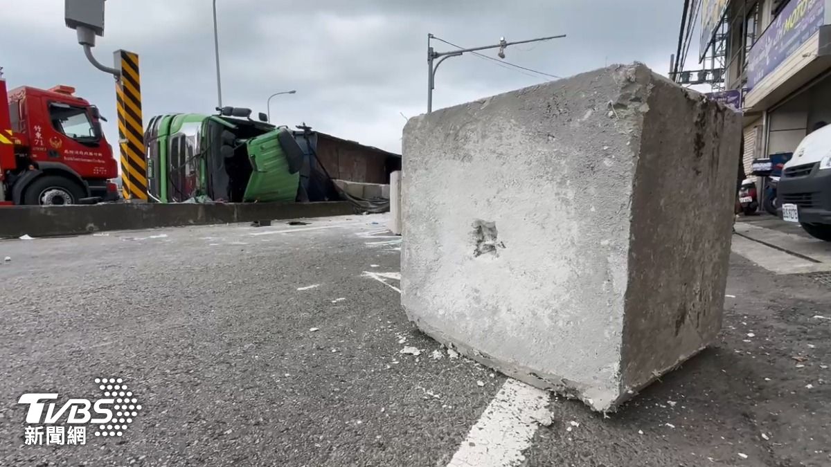 聯結車半路翻車，父子檔手臂骨折、受困車內，警消破壞車體救人。 (圖／TVBS)