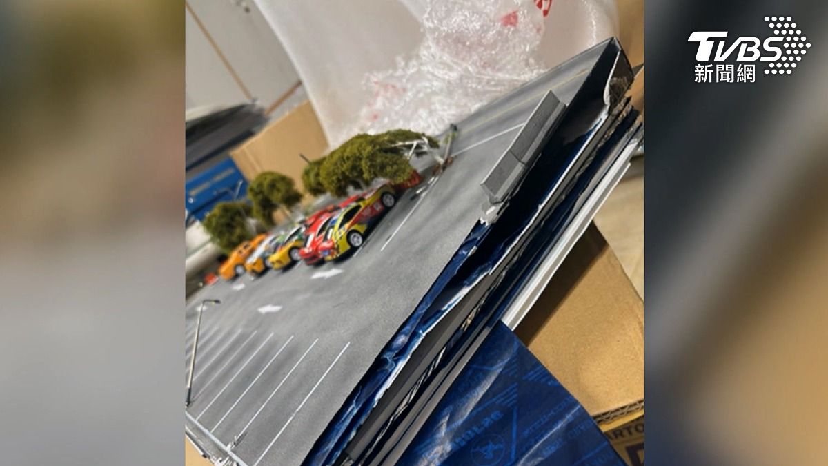 刑事警察局南部打擊犯罪中心日前破獲一起跨境毒品走私案，主嫌將海洛因粉末藏匿於瓦楞紙板縫隙中。（圖／TVBS）