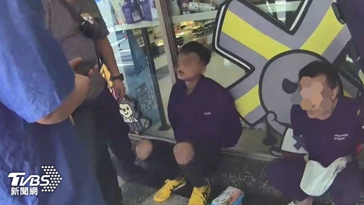 被逮不認!包藏滿滿金融卡,車手還辯「是幫朋友拿」。(圖/TVBS)