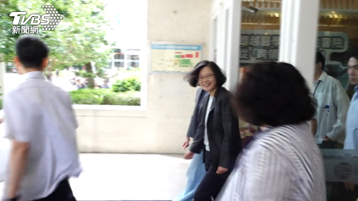 記者追問如何看待川普稱「台灣問題」,前總統蔡英文並未多作回應。(圖/TVBS)