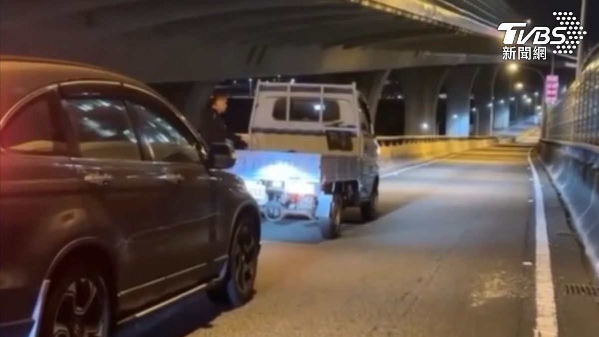 大里匝道出口一輛貨車突然停下,副駕衝出從駕駛座將人拉出。(圖/TVBS)