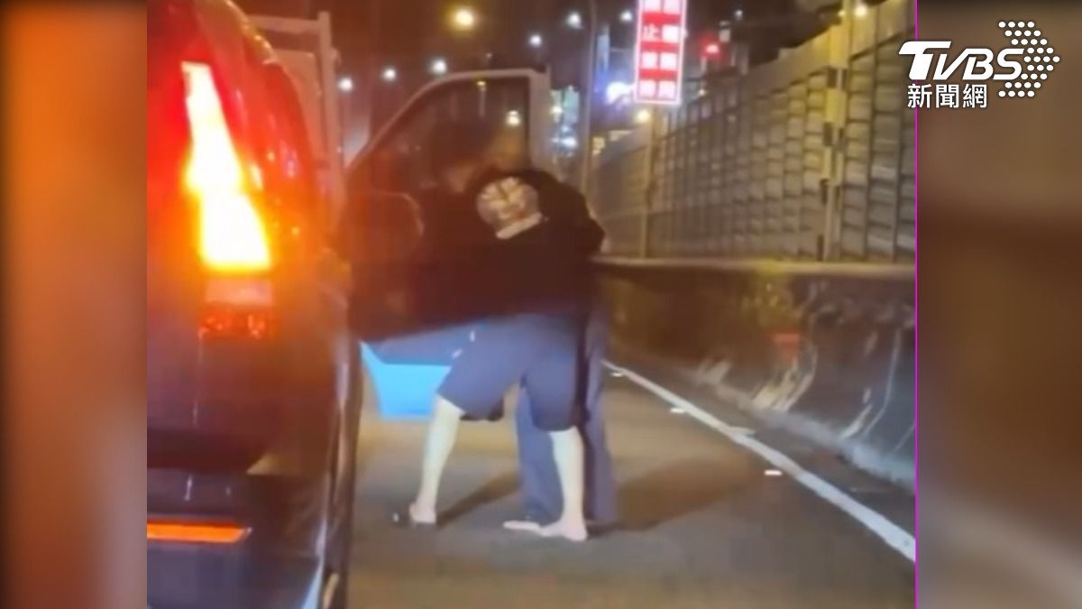 駕駛全身癱軟被推上副駕駛座後,緊急被送往急診。(圖/TVBS)