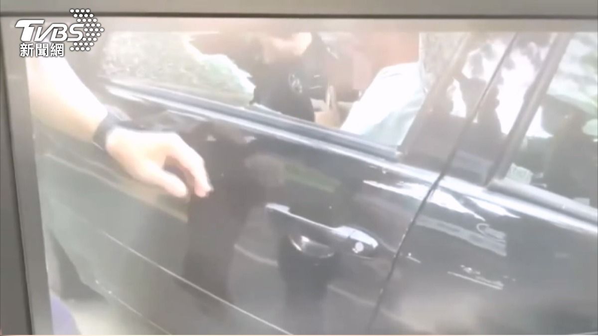 台中男未繫安全帶遇攔查 猛警持棍破窗攔截。(圖/TVBS)