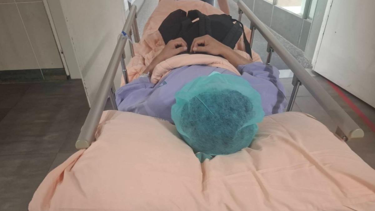 李康生被推進手術室。（圖／翻攝自蔡明亮臉書）
