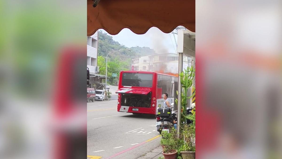 乘客聞到臭味急反映!21路公車「鼓風機竄火」 驚逃。(圖/民眾提供)