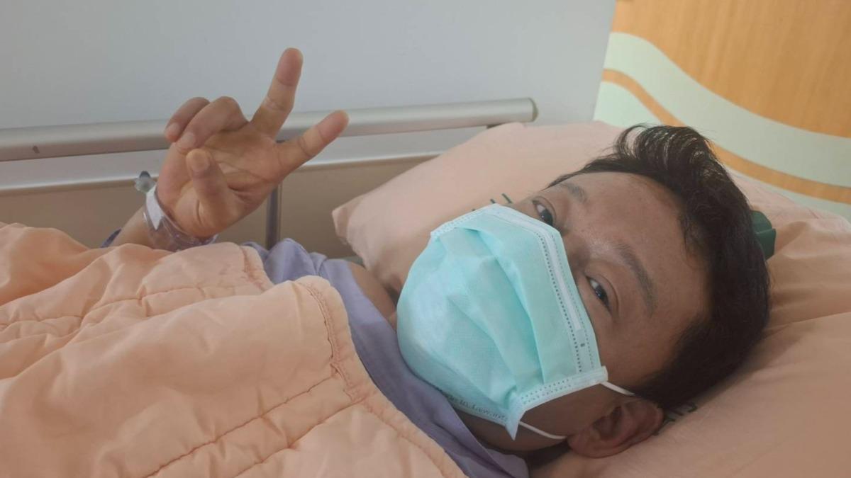 李康生手術成功比YA。（圖／翻攝自蔡明亮臉書）