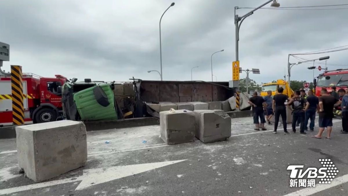 新竹68快速道路砂石車翻覆!巨大石塊散落 2人受困車內