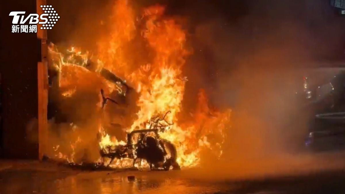 高雄民宅騎樓竄火球!機車自燃燒毀汽車 2樓獨居嬤急逃生