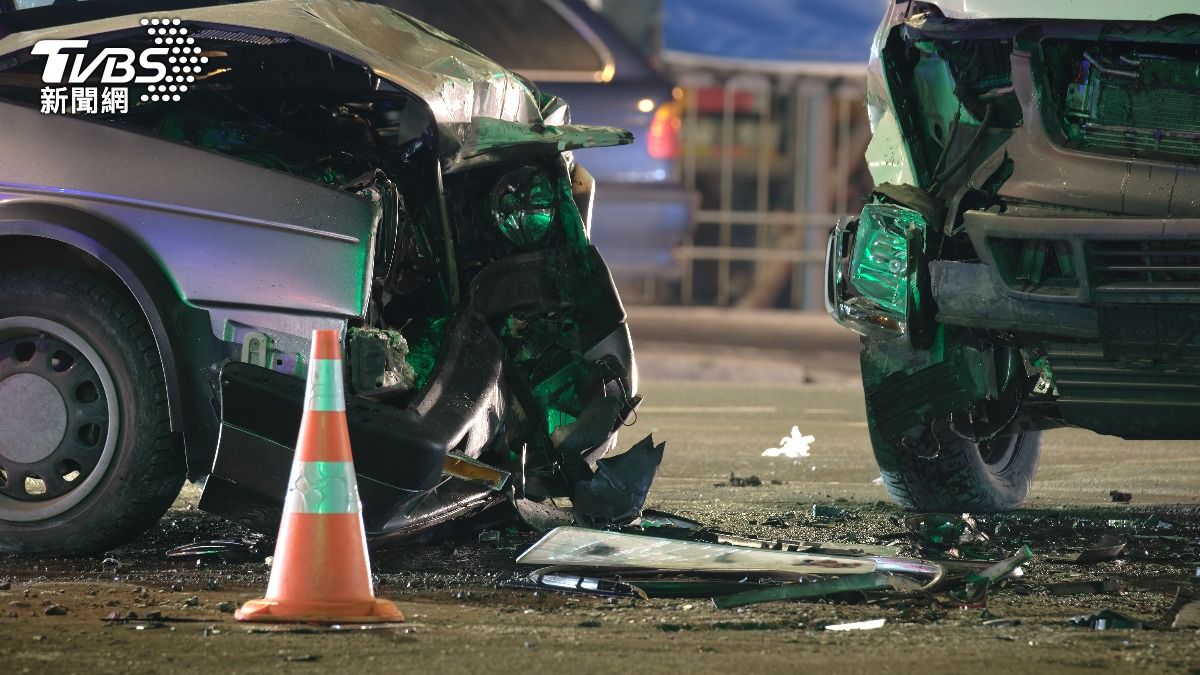 大馬轎車猛撞!燈柱斷裂淪血滴子 掃中隔壁車「18歲弟斷頭亡」