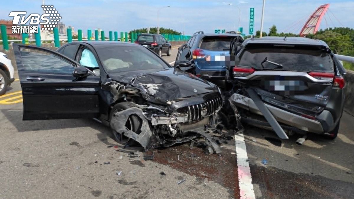 上班尖峰驚魂！台68快速道路車禍，3車碰撞4人掛彩送醫。（圖／新竹市消防局提供）