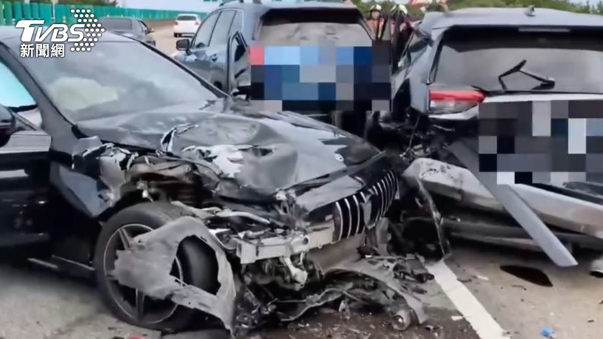 台68下匝道處「3車連環撞」！4人受傷，警釐清肇事原因中。（圖／新竹市消防局提供）