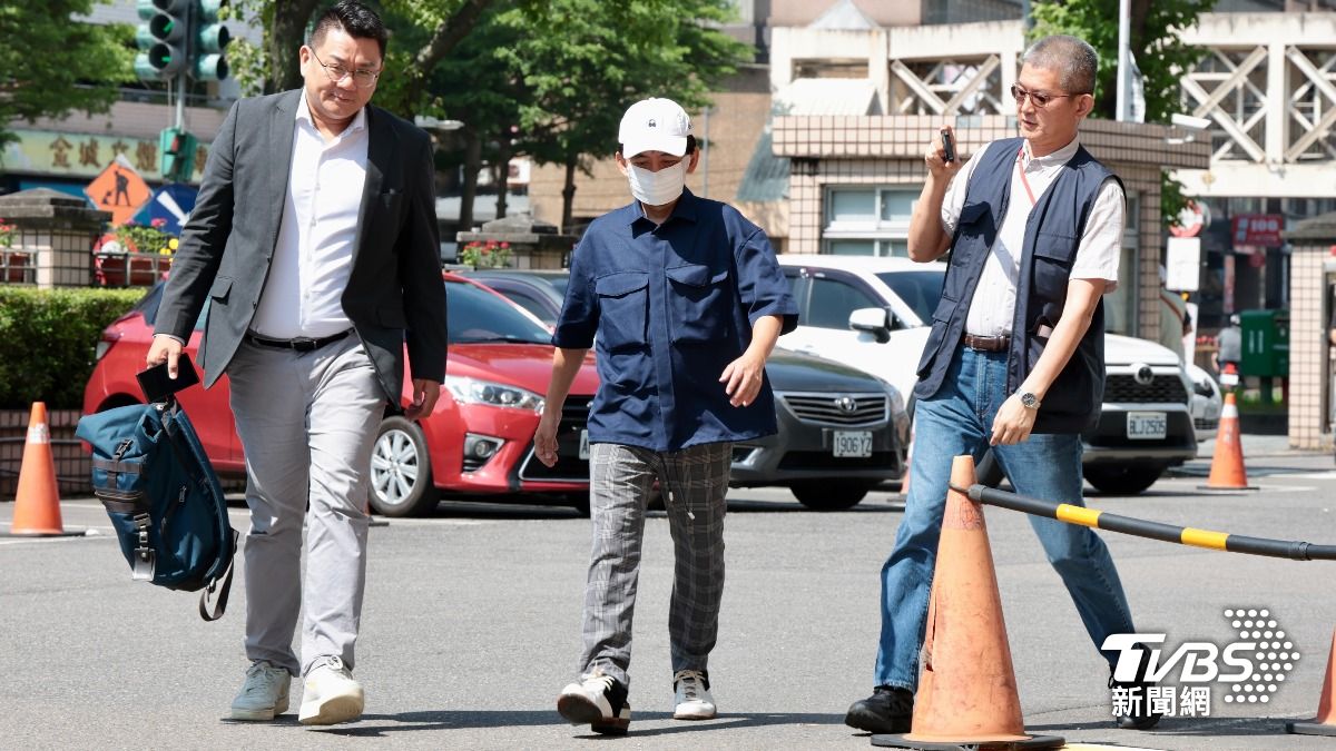 黃子佼在2025年開車擦撞到婦人涉肇事逃逸，今現身新北地方法院開庭。（圖/潘建樺攝）