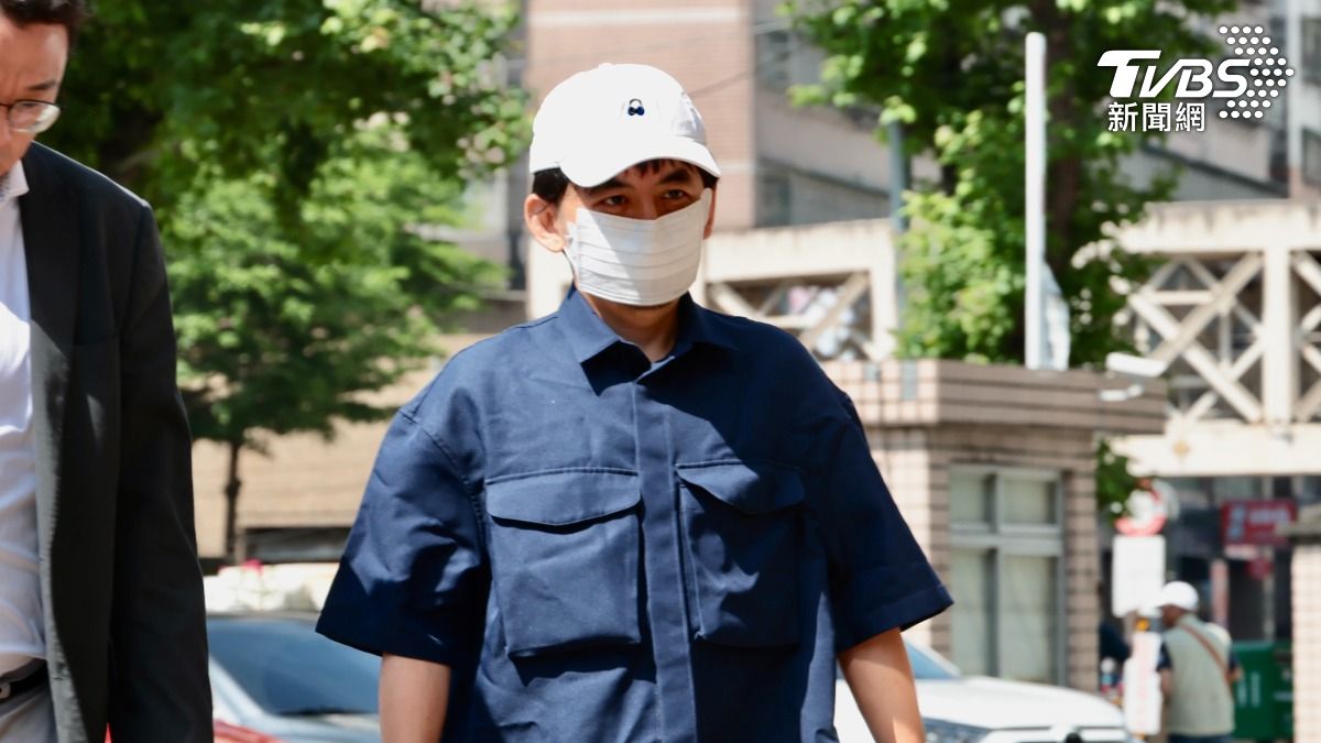 黃子佼在2025年開車擦撞到婦人涉肇事逃逸，今現身新北地方法院開庭。（圖/潘建樺攝）
