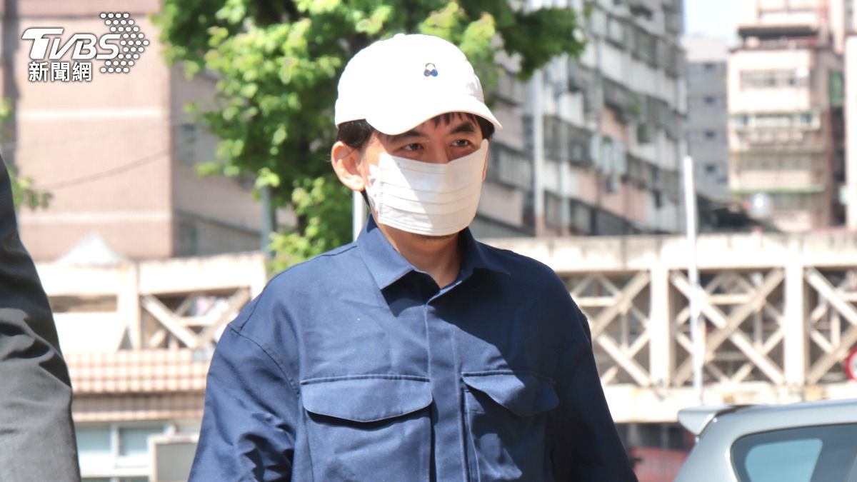黃子佼現身新北地院。（圖／潘建樺攝）