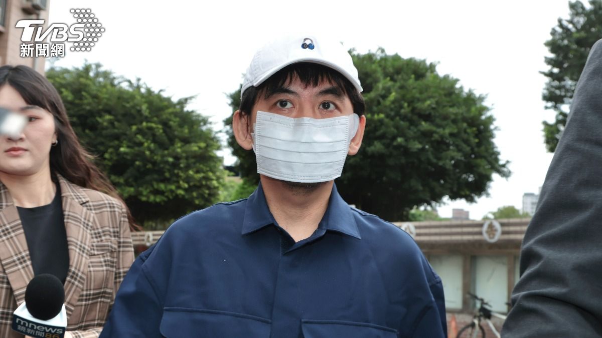 黃子佼開庭結束後快閃。（圖/潘建樺攝）