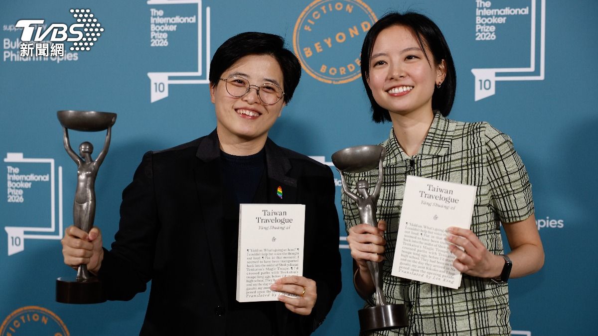 台灣作家楊双子（左）和譯者金翎（右）19日憑長篇小說「臺灣漫遊錄」獲頒國際文學大獎「國際布克獎」。（圖／達志影像歐新社）