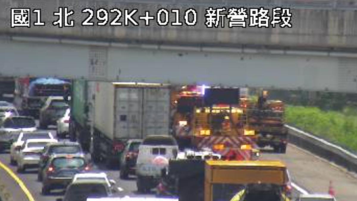 事故造成後方車流回堵。(圖/翻攝自高速公路資訊網)
