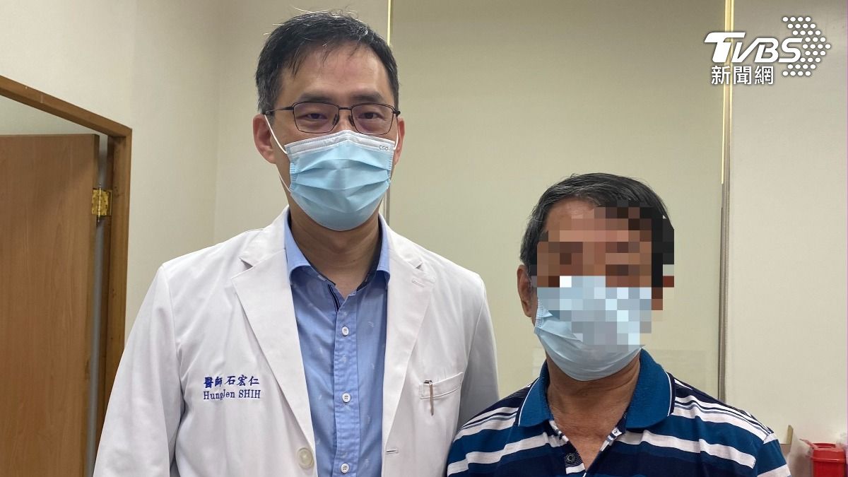患者日前回診（右）感謝石宏仁主任保住他的膀胱及生活品質。（圖／TVBS）