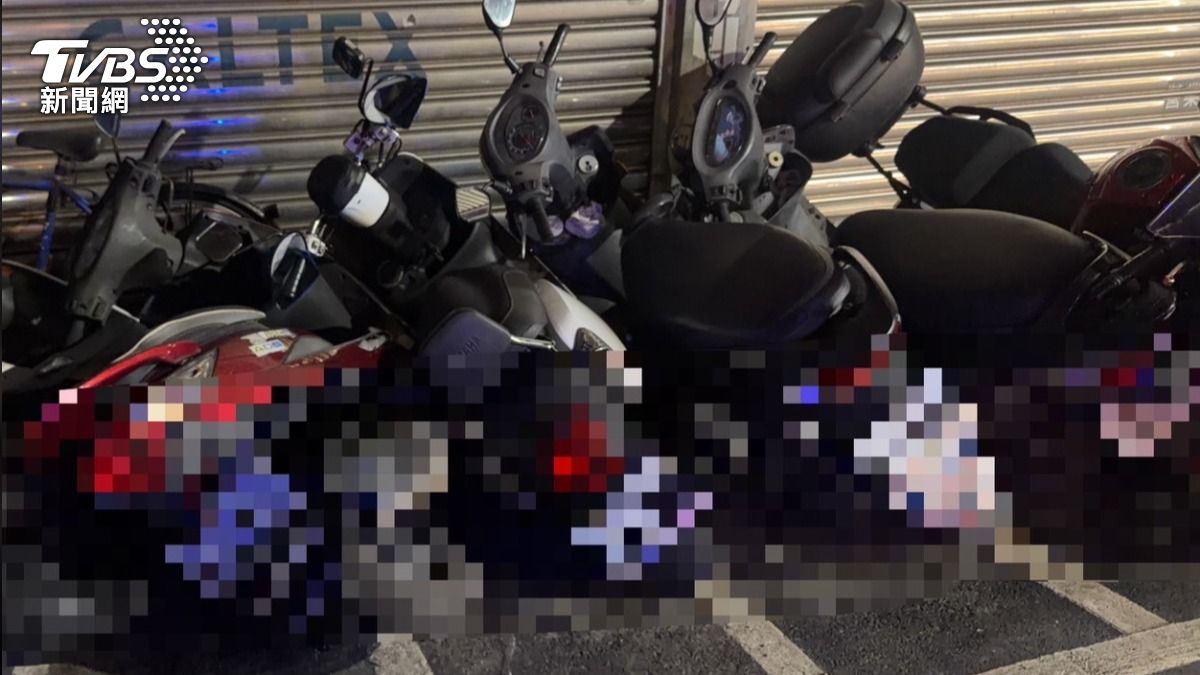 只是因為突然生氣，女子竟然連續故意推倒機車。（圖／TVBS）