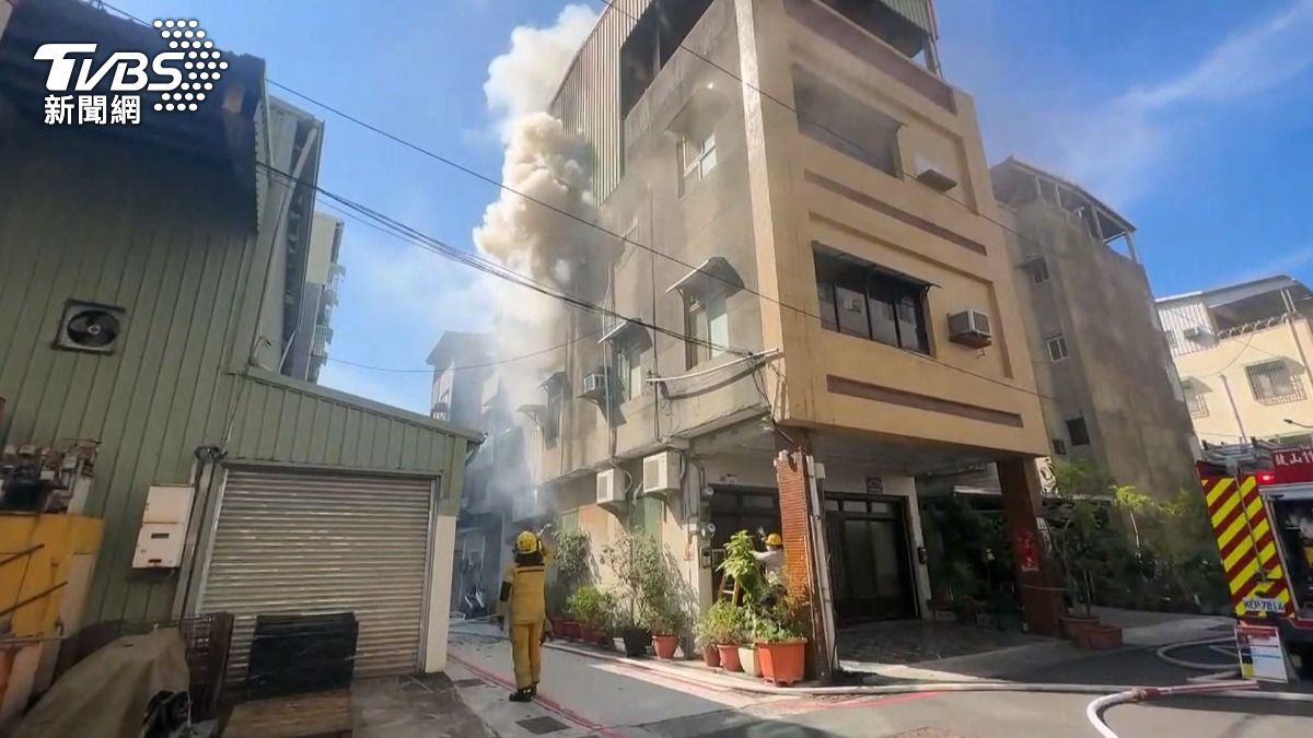高雄鹽埕區發生一起民宅火警,初步了解屋內一對年約60歲的兄弟爭吵,不久後,屋內就起火燃燒。(圖/TVBS)