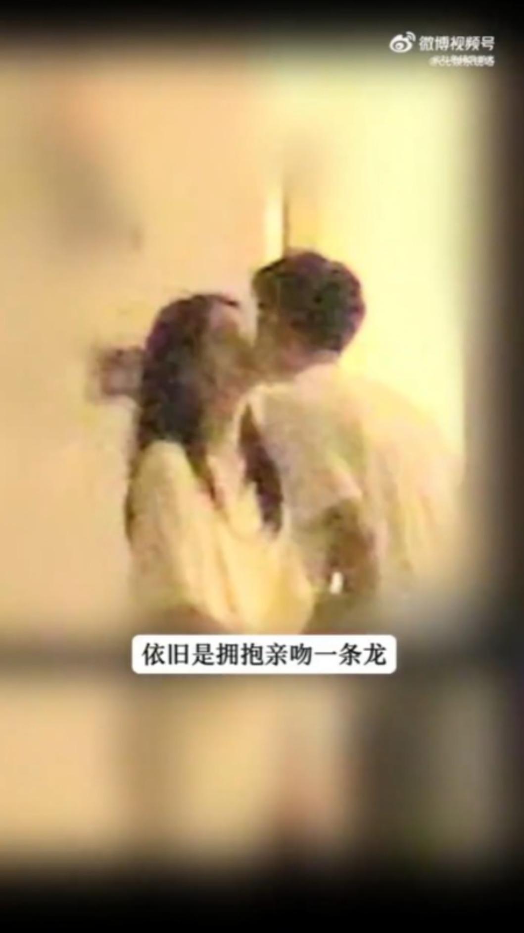 周也和高帥男看似還在熱戀期。(圖/翻攝自微博)