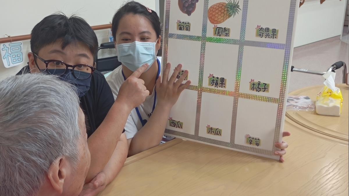 透過趣味的水果認知遊戲，溫柔引導失智長輩動腦復能、延緩退化。（圖／門諾醫院提供）