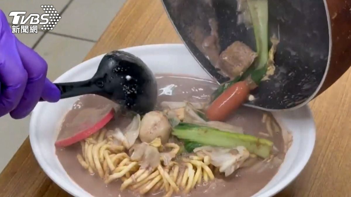 屏東一所大學的學生餐廳,最近靠著「創意料理」在網路上爆紅,推出巧克力牛奶鍋燒麵、草莓鍋燒,甚至還有「布丁豬排肉燥飯」。(圖/TVBS)
