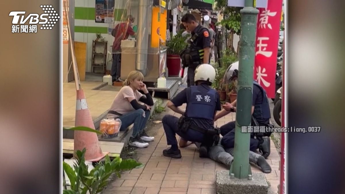  違停買晚餐遇巡邏！越南男「心虛衝下車」秒被壓制　逾期居留2年。(圖／民眾提供)