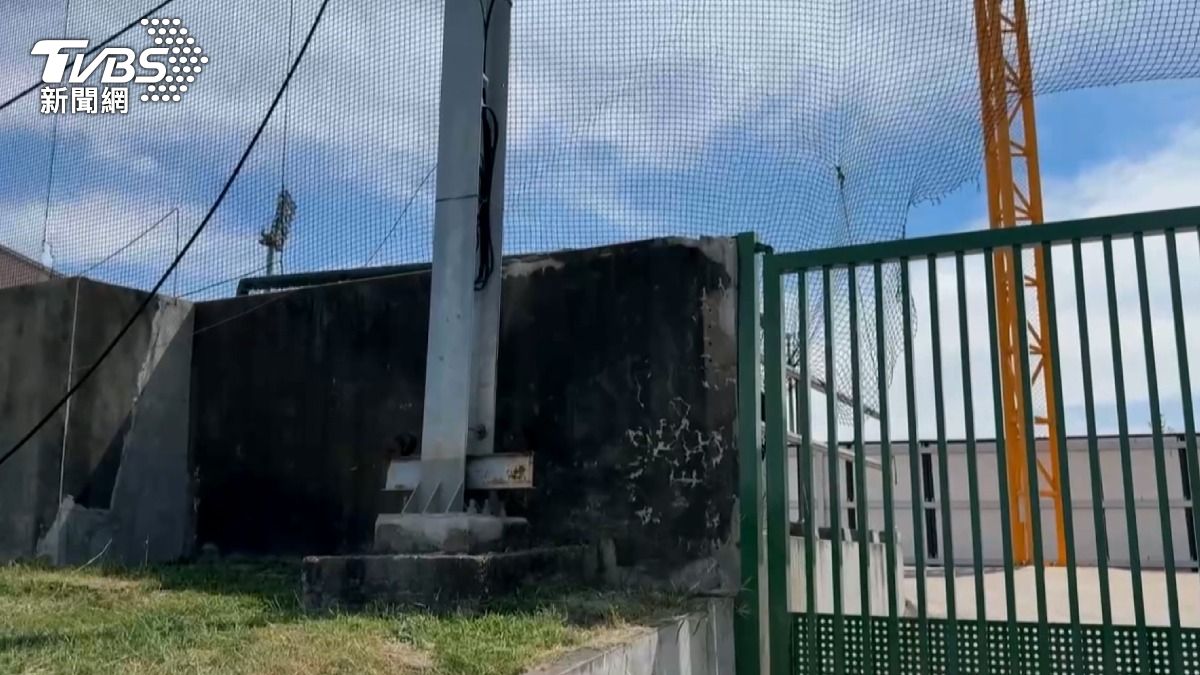 球場的外野圍牆雖然超過2公尺高,但外圍設有花圃,民眾只要站在花圃上,幾乎用手一撐就能翻牆進入。(圖/TVBS)