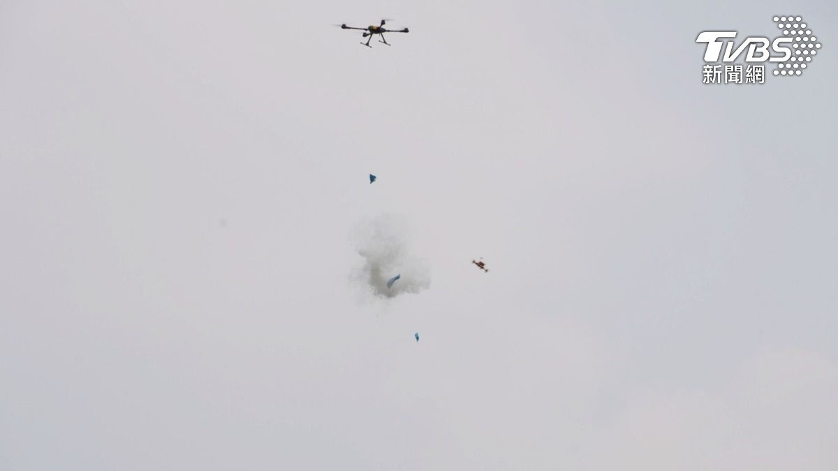 「碰 !」原來氣球的爆破聲,這麼悅耳! 藍色氣球就是敵人無人機,要順利擊落不容易,需連續穿越五個障礙物。(圖/柯勝雄攝)