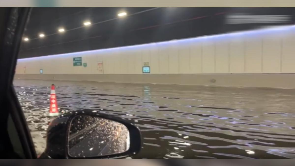 連接大陸深圳和中山市的「深中通道」，因為強降雨水深超過100公尺，導致有車主一度受困。（圖／網路）
