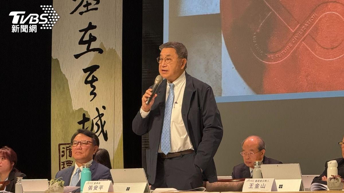 台泥董事長張安平回應股東問題。(圖/謝佩穎攝)