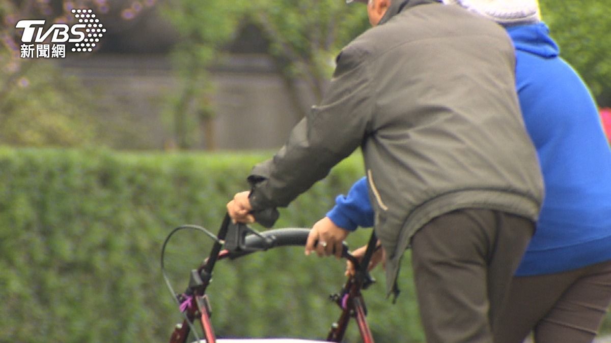 年紀大睡不好正常嗎？醫師解析淺眠、夜醒與睡眠結構混亂原因！(圖/TVBS)