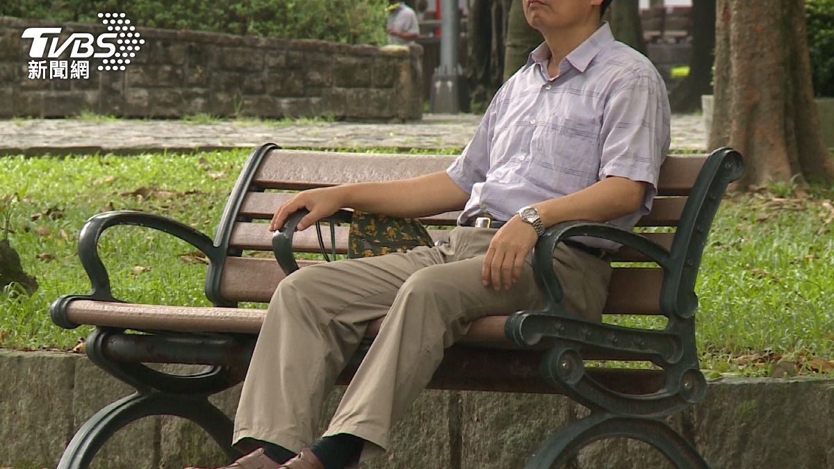 年紀大睡不好正常嗎？醫師解析淺眠、夜醒與睡眠結構混亂原因！(圖/TVBS)