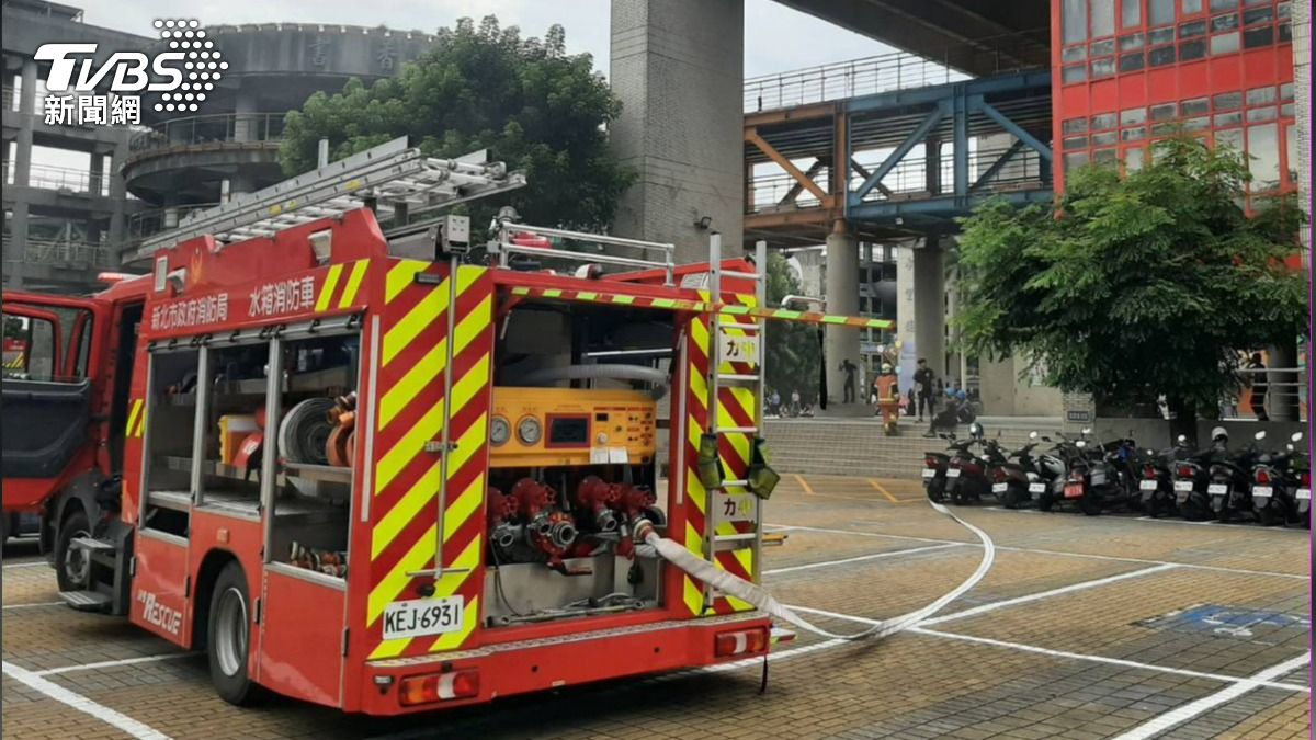 快訊/板橋大觀國中禮堂「雜物起火」竄濃煙 警消急射水撲火
