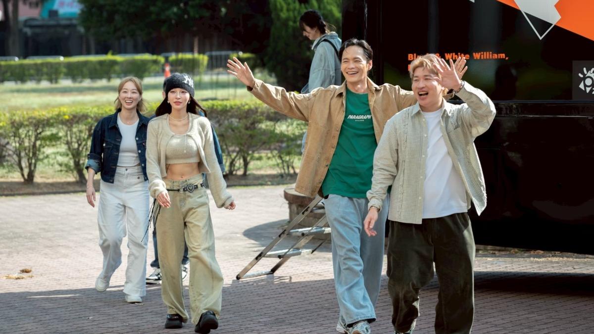 張立東（右）帶主持群回高中母校，學弟妹熱烈歡迎。（圖／公視台語台提供）