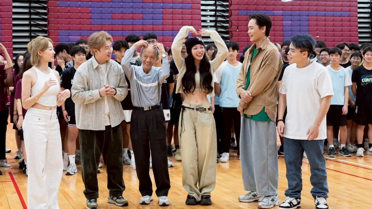 張立東(右)帶主持群回高中母校,學弟妹熱烈歡迎。(圖/公視台語台提供)