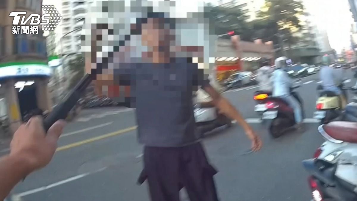 高雄男聽「救護車鳴笛」突暴走！持鈍器襲警　下秒慘遭壓制