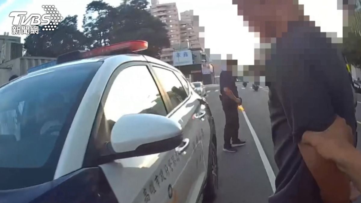李男最終被壓制移送。（圖／TVBS）