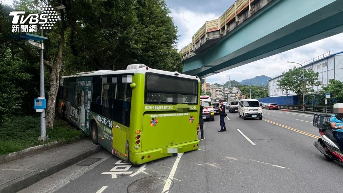 文山區公車「失控猛撞山壁」!車頭全毀、零件散 3人慘掛彩
