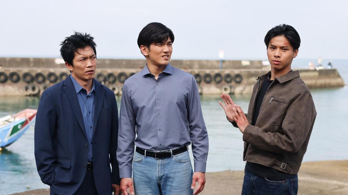 黃尚禾（左）跟吳政澔（中）拍攝前與臨演來回彩排。（圖／民視提供）